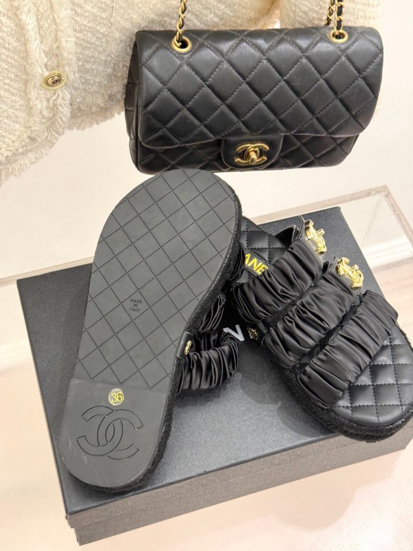 2025 Women Chanel Black Leather Slippers CC Logo KFY00230