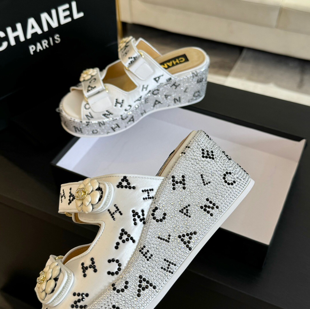2025 CHANEL White Leather Slippers LY00330