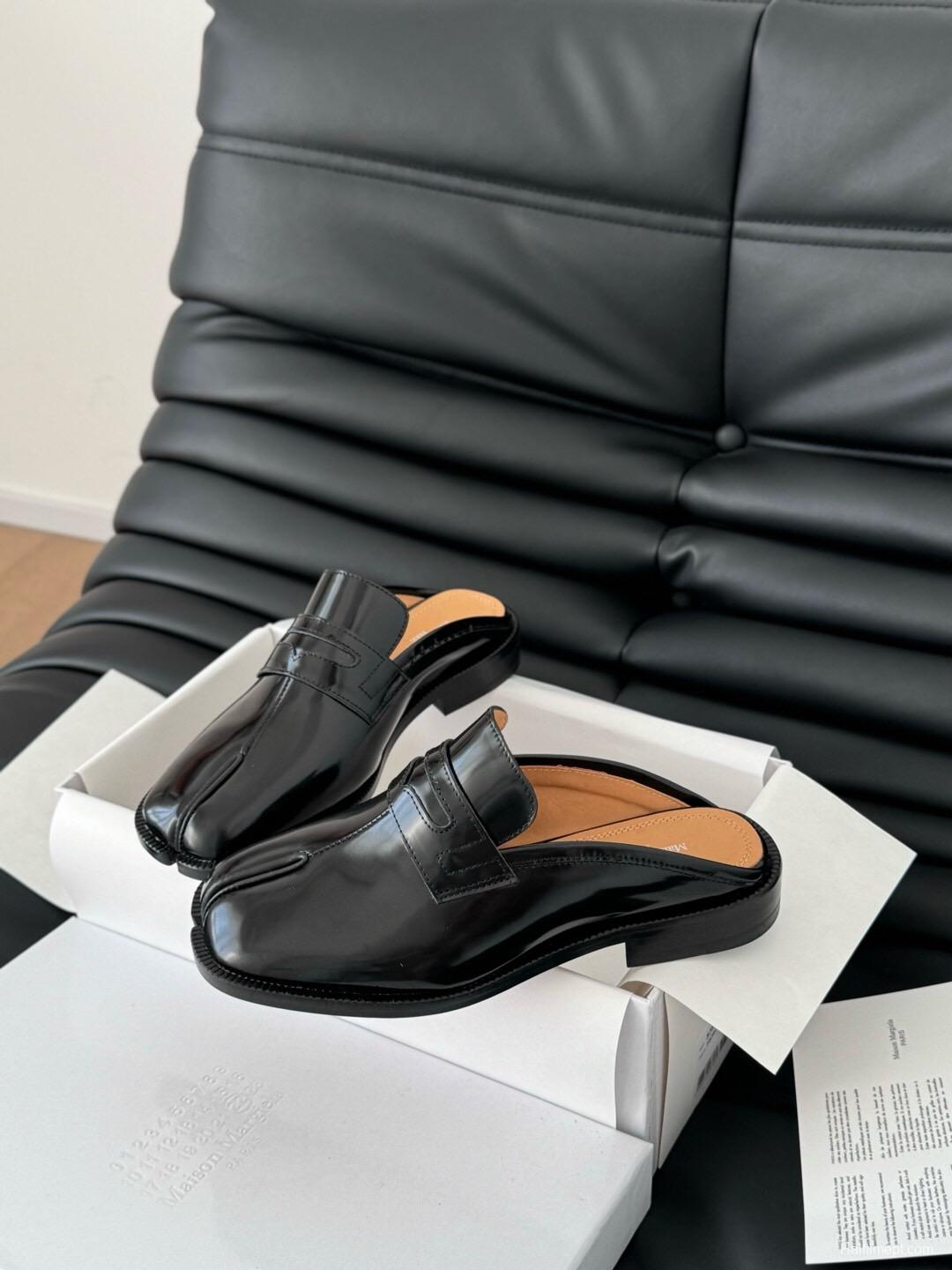 2025 Women MM6 Black Leather Tabi Loafers