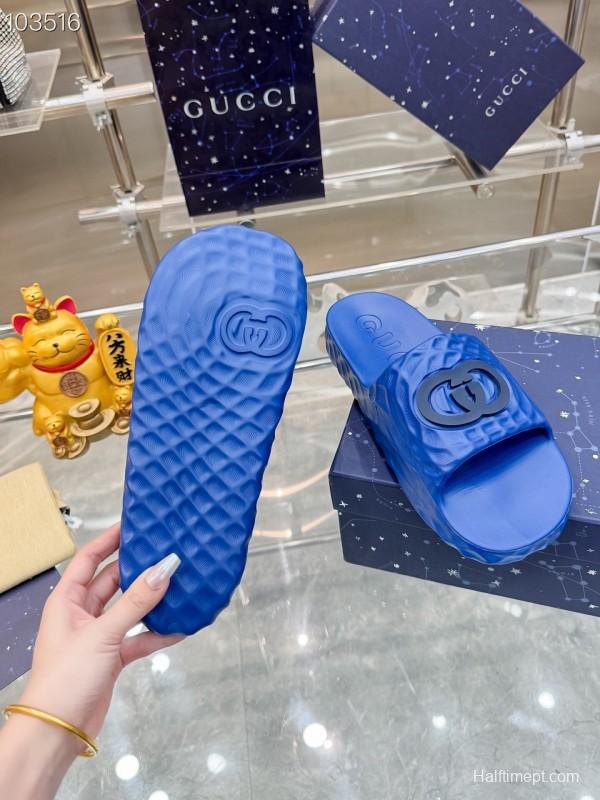 Gucci Lido Interlocking G Men's Sandals with Textured Rubber Sole - AS00170
