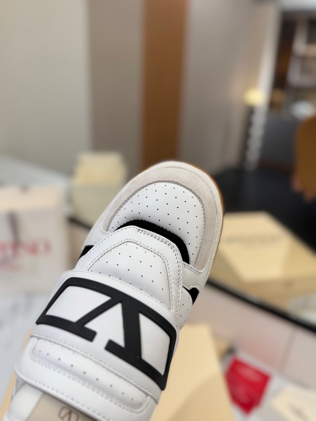 VALENTINO 2025 SS Casual Sneakers with V Logo Hook-and-Loop Closure - AS00410