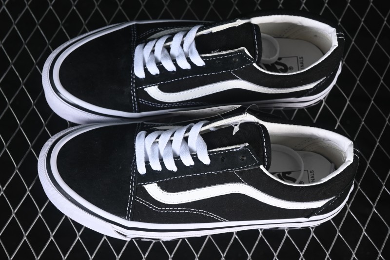 Vans Old Skool Low Top Skateboarding Shoes with Classic Side Stripe - VN000SHEPU7