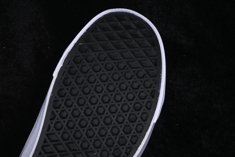 Vans Old Skool Low-Top Casual Skateboarding Shoes with Classic Side Stripe - VN000E8VHLE