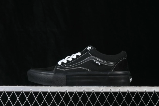 Vans Old Skool Low-Top Skateboarding Shoes with Classic Side Stripe - VN0A5FCBBLK
