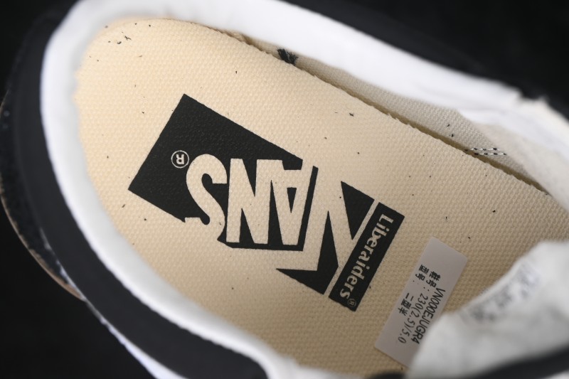 Vans Old Skool Low-Top Casual Skateboarding Shoes with Classic Side Stripe - VN000EJUGR4